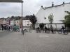 Kinder treffen sich auf dem Schulhof mit ihren Fahrrädern