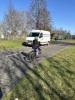 Kind fährt im Fahrradparcours