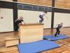 Kinder klettern und springen