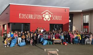 Wir sammeln Müll in der Natur