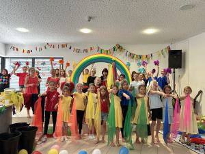 Kirschblütenschule begeistert mit Musical “Kunterbunt”