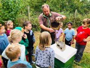 69 Kinder auf dem Obstlehrpfad