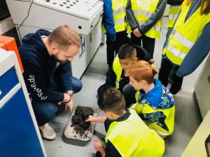 Kirschblütenschule besucht Rünz & Hoffend