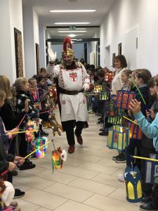 Leuchtende Laternen und tolle Lieder zu St. Martin